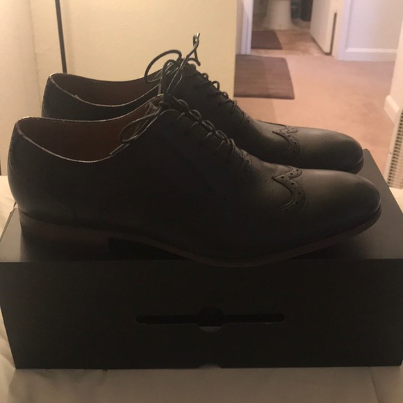 Aldo vetriano black wingtip oxfords, brown soles - Picture 2 of 7